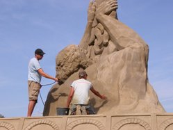 Modellierung einer Sandskulptur beim Sand World Festival 2003 in Lübeck-Travemünde. Motto: "Weltwunder und Wunderwelten" sandworld-kuenstler